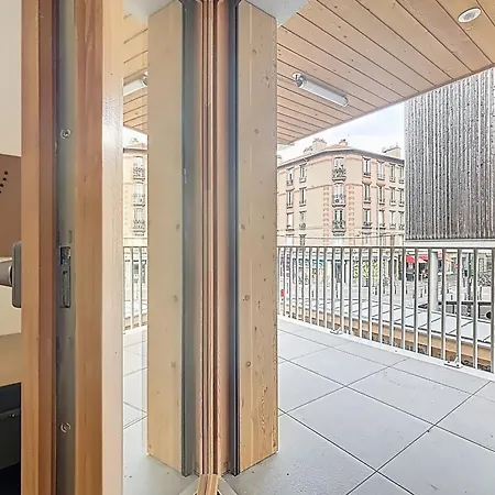 Large & Modern With Rooftop *