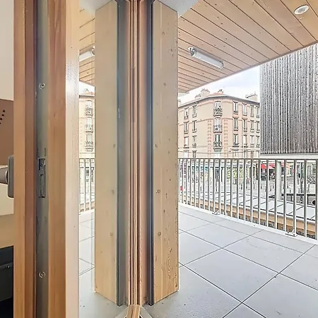 Large & Modern With Rooftop *