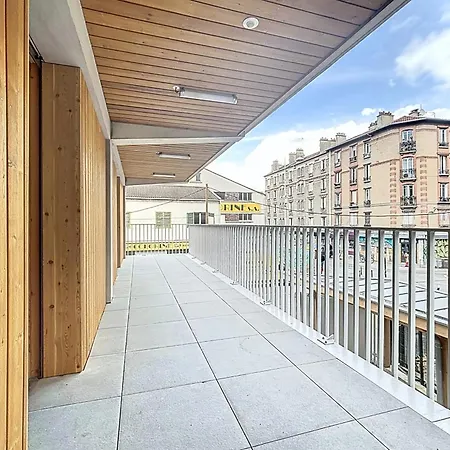 Large & Modern With Rooftop *